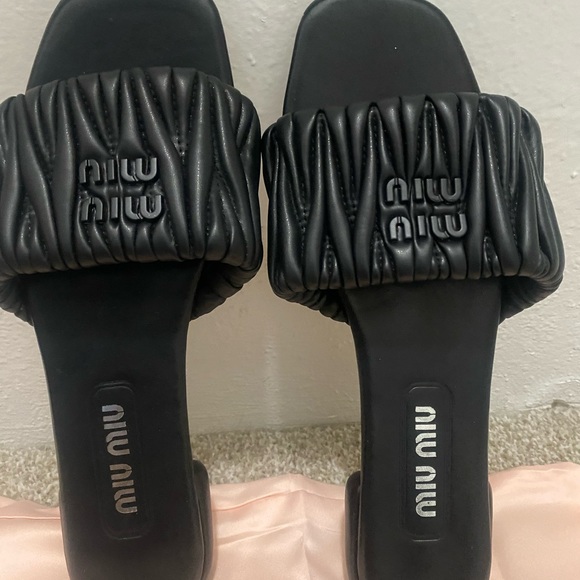 Miu Miu
matelassé leather slides - Picture 3 of 11